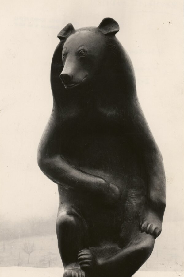 Vincenc Vingler, Himalájský medvěd, dubové dřevo, 120 cm, foto: Zdenko Feyfah